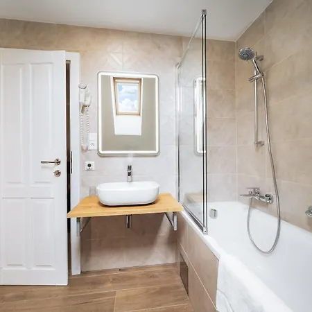 乌列娃酒店 3* 勒沃卡